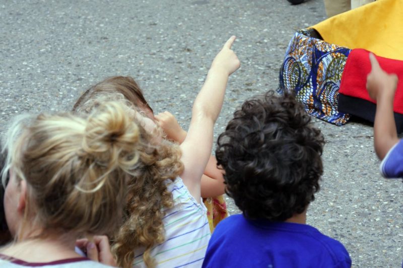 „VORSICHT DIEB!“ warnen aufgeregt die Kinder im Puppentheater den Kasper als sich ihm ein Dieb nähert | Bild: Andreas Bubrowski