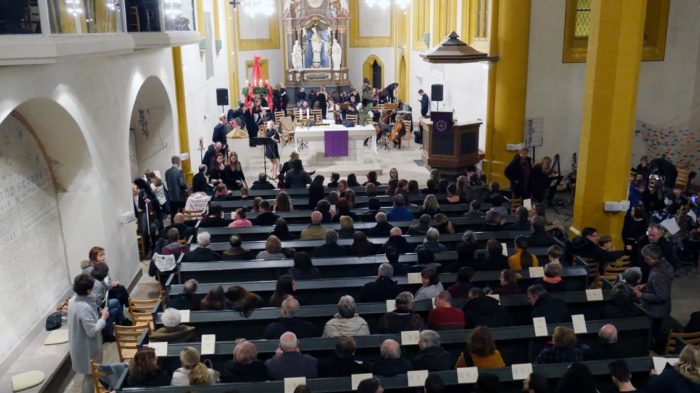 Zu Konzertbeginn bis auf den letzten Platz besetzt - Stadtkirche Fritzlar | Bild: Andreas Bubrowski/CJD Oberurff