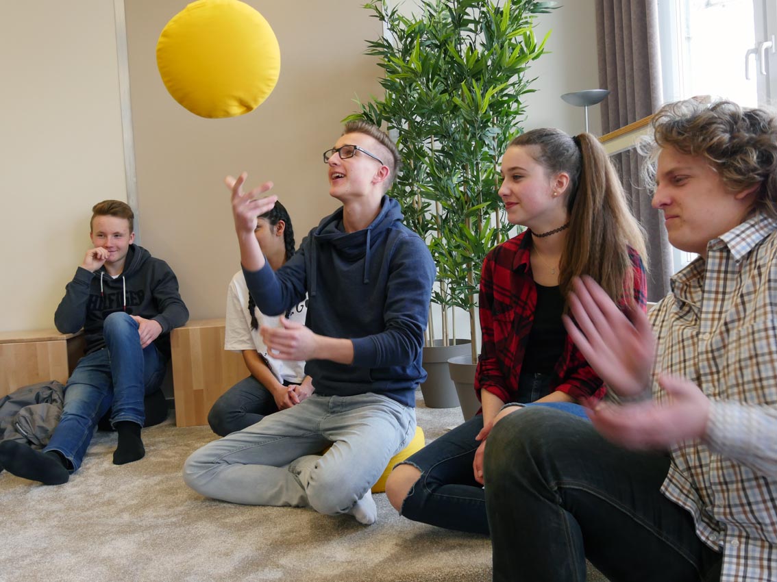 Meditationskissen im Flexibilitätstest | Bild: Andreas Bubrowski/CJD Oberurff