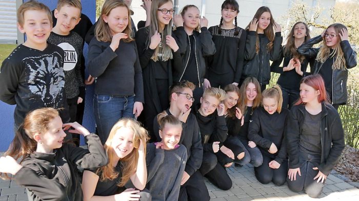 Flashmob der 7b (2016-17): Ganz in schwarz. | Bild: Andreas Bubrowski/CJD Oberurff