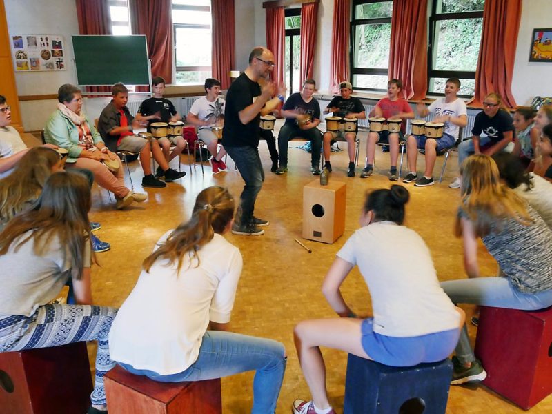 Projekte des FB Musik: Christoph Heimbucher heizt Schüler mit Trommeln ein | Bild: Andreas Bubrowski/CJD Oberurff