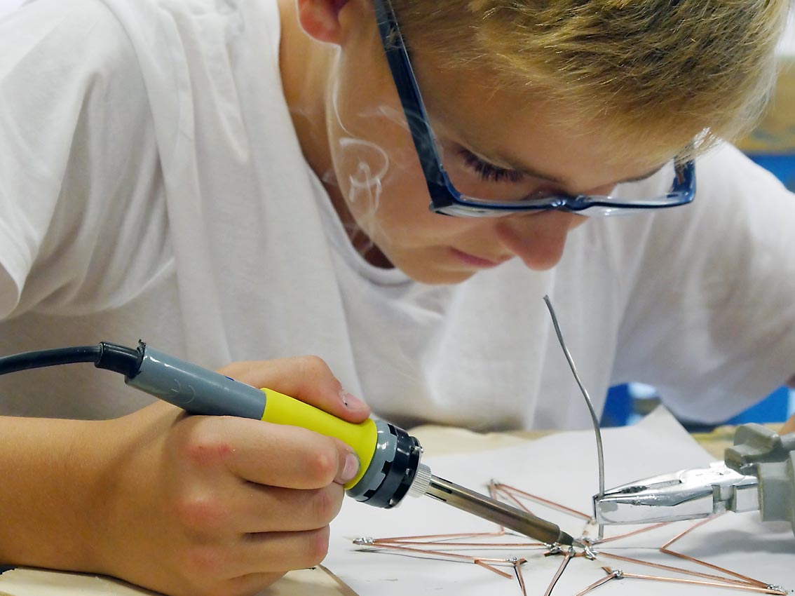 Projekte des FB Arbeitslehre: Rauchschwaden im Werkraum | Bild: Andreas Bubrowski/CJD Oberurff