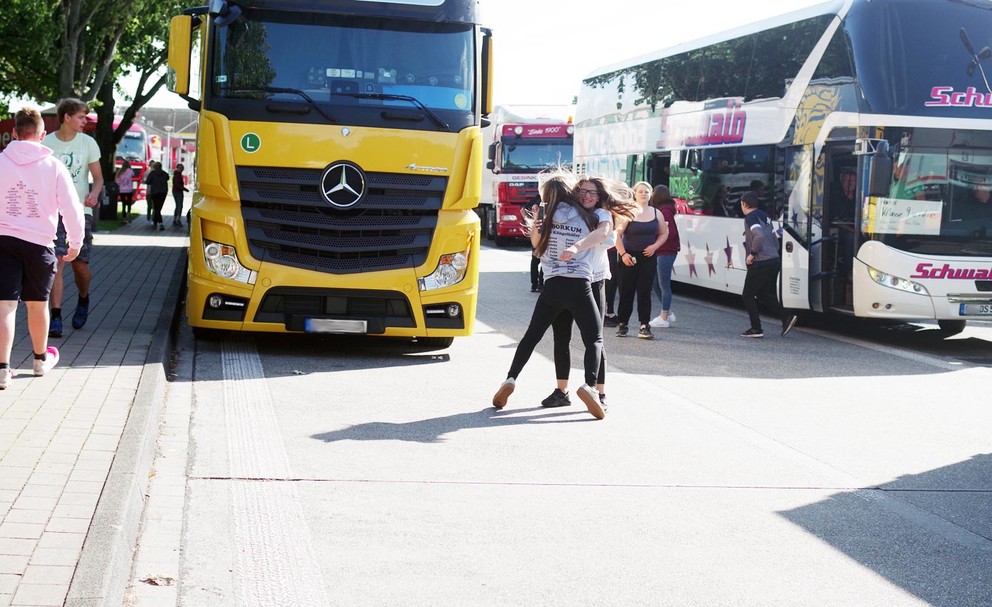 Borkum 2017: Glückliches Wiedersehen nach langer, „relativ langweiliger“ Busfahrt | Foto: Ariella Weidemeier/CJD Oberurff