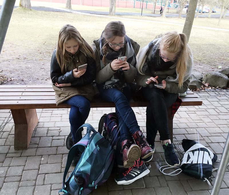 12-jährige Schülerinnen nach der Schule im Web unterwegs | Foto: Andreas Bubrowski/CJD Oberurff