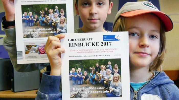 Frisch gedruckte EINBLICKE 2017 | Foto: A. Bubrowski/CJD Oberurff