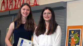 Physik-Preis: Lisa-Marie Kaiser und Theresa Köster | Foto: M. Moniac/CJD Oberurff