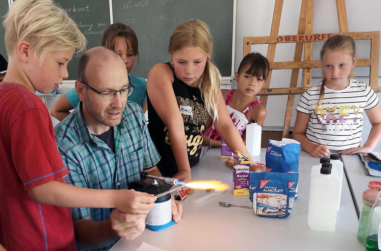 Ferienspiele: Physik- und Chemielehrer Jörg Huber | Foto: Christine Schäfer/CJD Oberurff