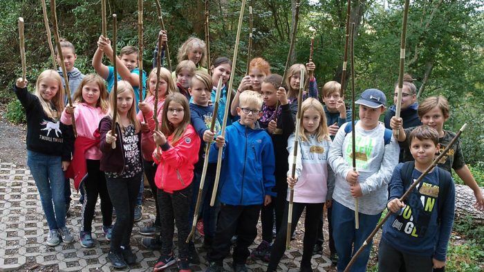 Kunstvoll geschnitzte Wanderstäbe | Foto: A. Bubrowski/CJD Oberurff