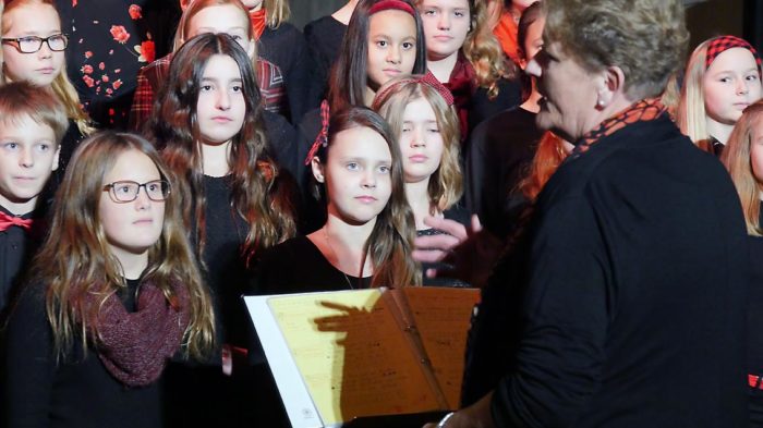 Sabine Schmidt, Leiterin der Musikschule Oberurff, mit den jungen Künstlern des Chores | Foto: A. Bubrowski/CJD Oberurff