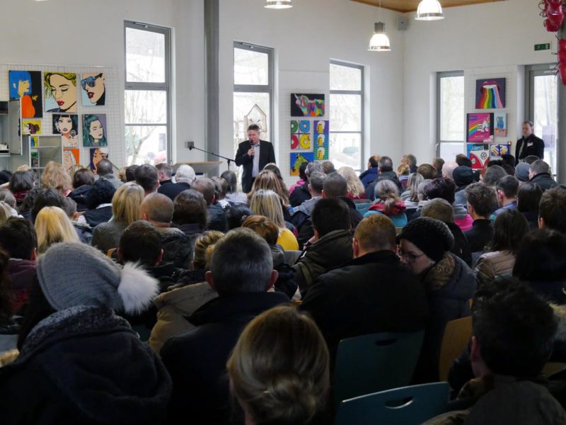 Schulleiter Günter Koch begrüßt die Besucher des Tags der offenen Schule | Foto: A. Bubrowski/CJD Oberurff