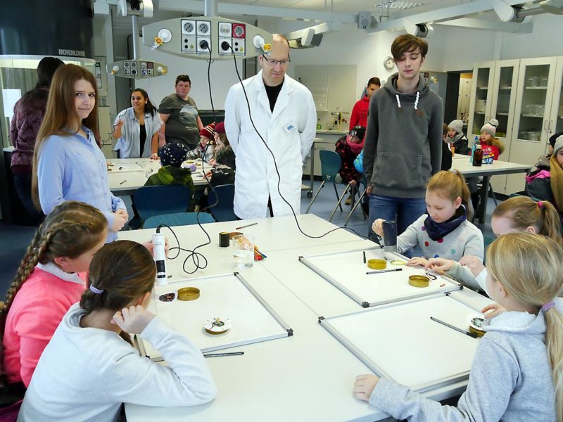 Fachbereich Chemie: Farbenspiele | Foto: A. Bubrowski/CJD Oberurff