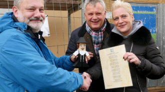 Klaus Kühlborn (Bauträger), Zimmermanns-Maskottchen, Hans-Jürgen Bauer (Architekt), Nicole Rademacher (Gesamtleiung CJD Verbund Hessen/Westfalen) | Foto: A. Bubrowski/CJD Oberurff