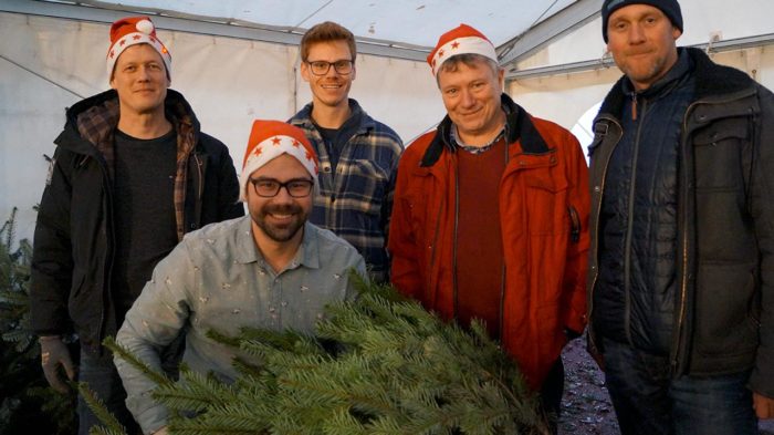 Binnen zwei Stunden gut 200 Weihnachtsbäume verkauft | Foto: LM Meckbach/CJD Oberurff