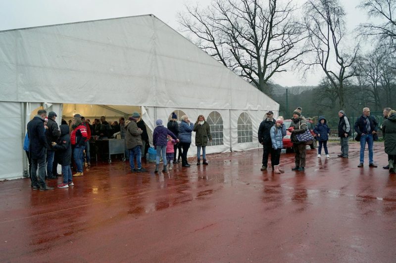 Turnhallen-Notbehelf beherbergt Weihnachtsbaumverkauf | Foto: LM Meckbach/CJD Oberurff
