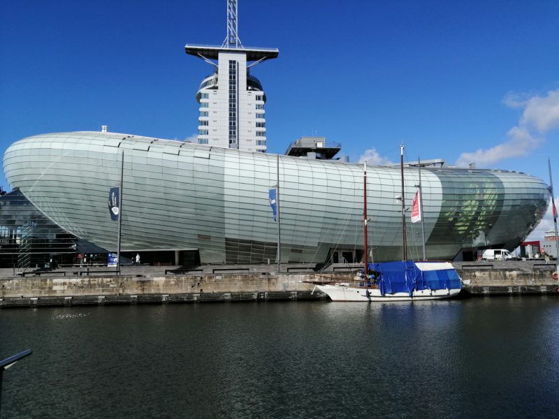 Das Klimahaus Bremerhaven im Vordergrund, im Hintergrund das ATLANTIC Hotel Sail City