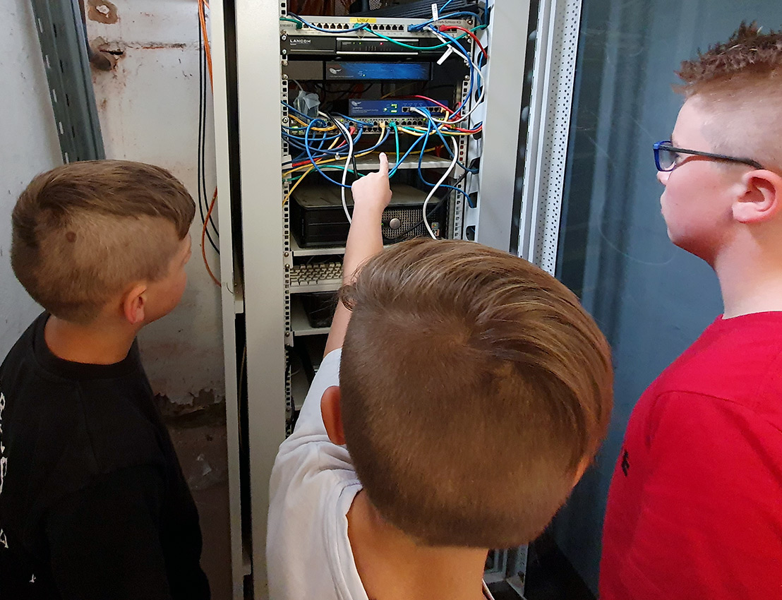 Mitarbeiter der WEBLOG AG inspizieren den Netzwerkschrank des schuleigenen Intrantes. Foto: D. Ruhwedel/CJD Oberurff