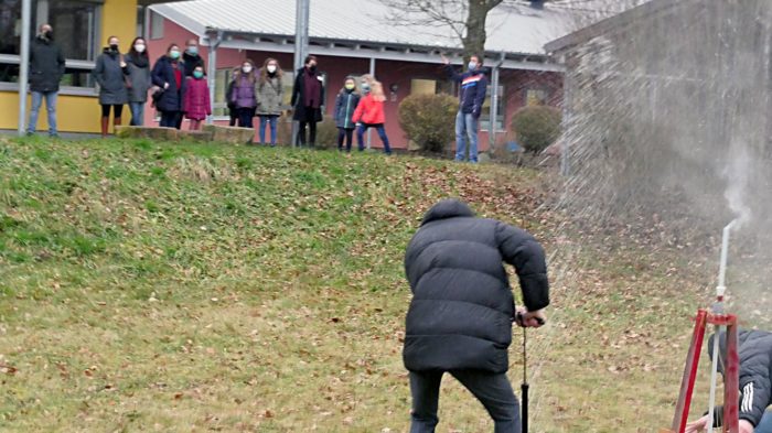 Fachbereich Physik mit "Hochdruck" PET-Flaschen-Raketen