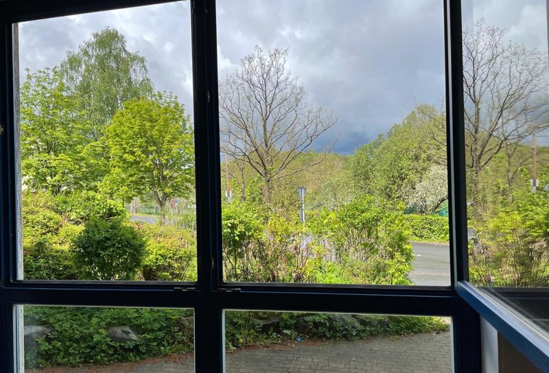 Sommer naht: Blick aus dem Klassenraum K8, März 2021