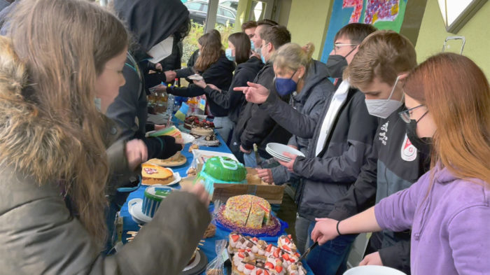 75 Jahre CJD: Kuchenverkauf vor der Cafeteria