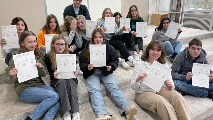 Geschafft. Halbjahreszeugnisse 2023. Im Bild ein Teil der 8f mit Klassenlehrer Tim Löbach. Wohl soweit alle zufrieden. Foto: BUB/CJD Oberurff