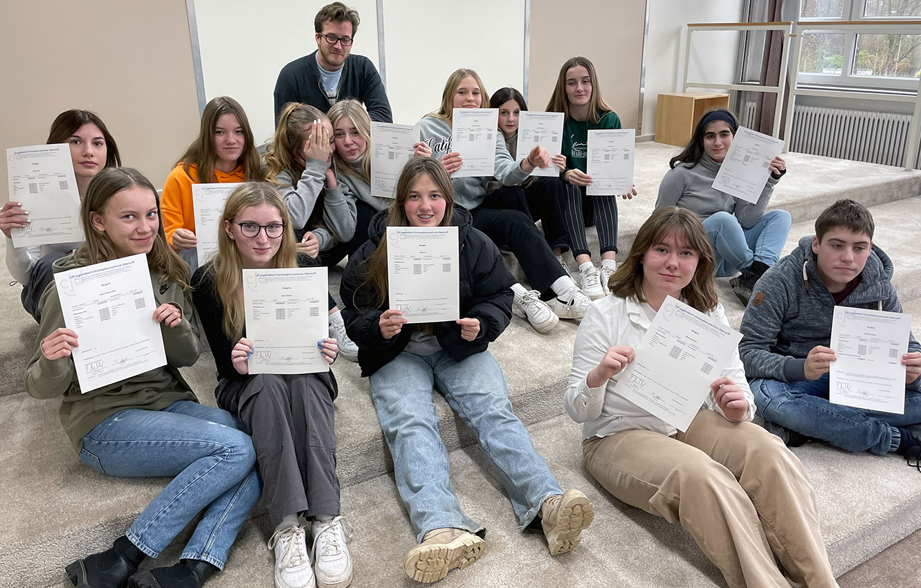 Geschafft. Halbjahreszeugnisse 2023. Im Bild ein Teil der 8f mit Klassenlehrer Tim Löbach. Wohl soweit alle zufrieden. Foto: BUB/CJD Oberurff